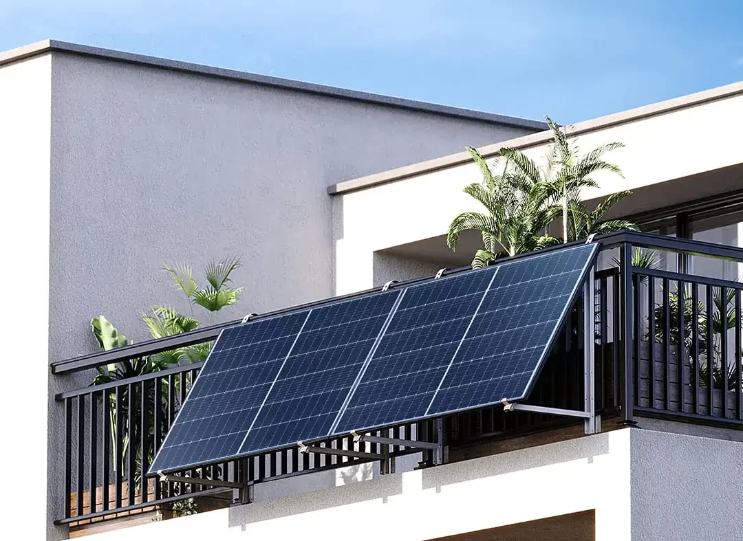Balkon z nameščeno Anker Solix sončno elektrarno za proizvodnjo trajnostne električne energije.
